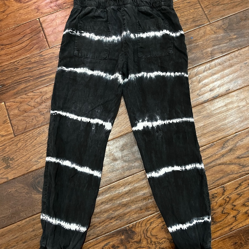 Cloth and stone (Anthropologie) size xs, navy blue and white